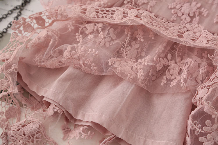 Robe enfant en tulle brodé – Élégance et légèreté pour occasions spéciales