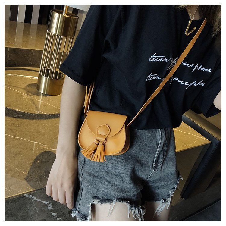 Petit Sac à Bandoulière Fille – Style Décontracté avec Pompon, Léger et Élégant