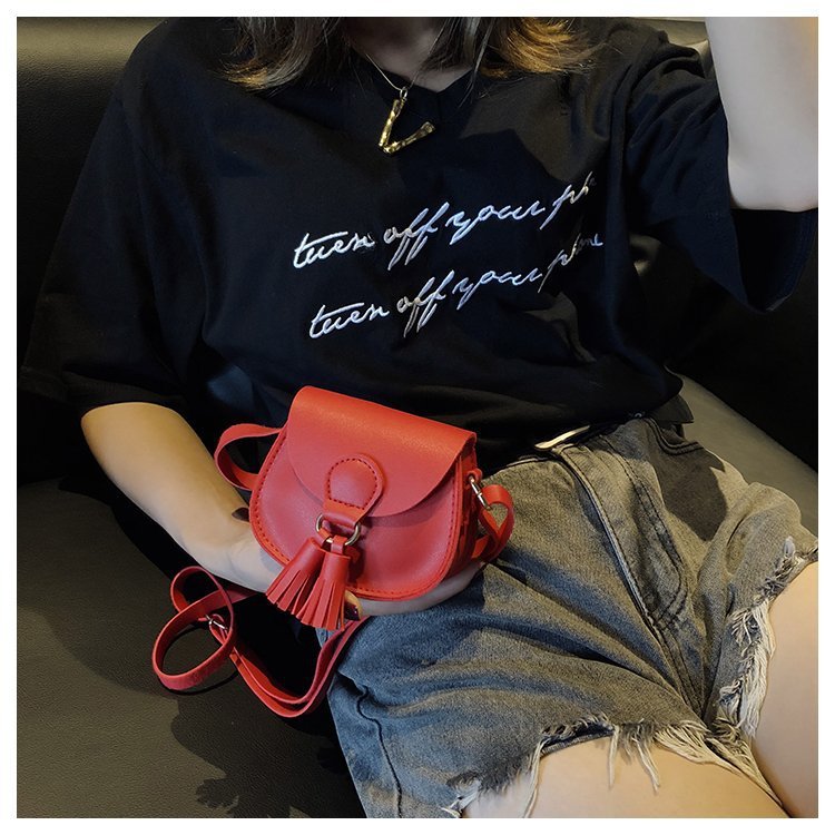 Petit Sac à Bandoulière Fille – Style Décontracté avec Pompon, Léger et Élégant