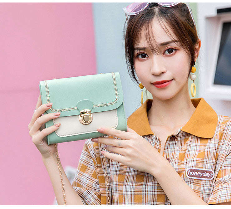 Sac bandoulière à chaîne avec fermoir – porté épaule