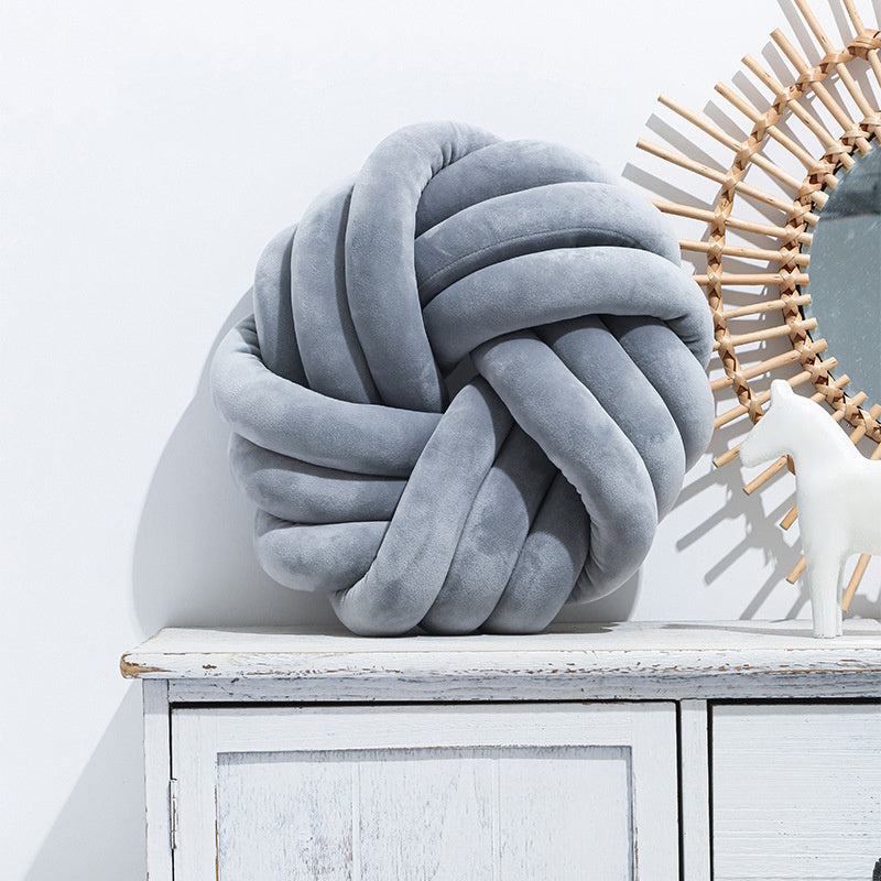 Coussin décoratif nordique en velours – Création originale avec pompon noué