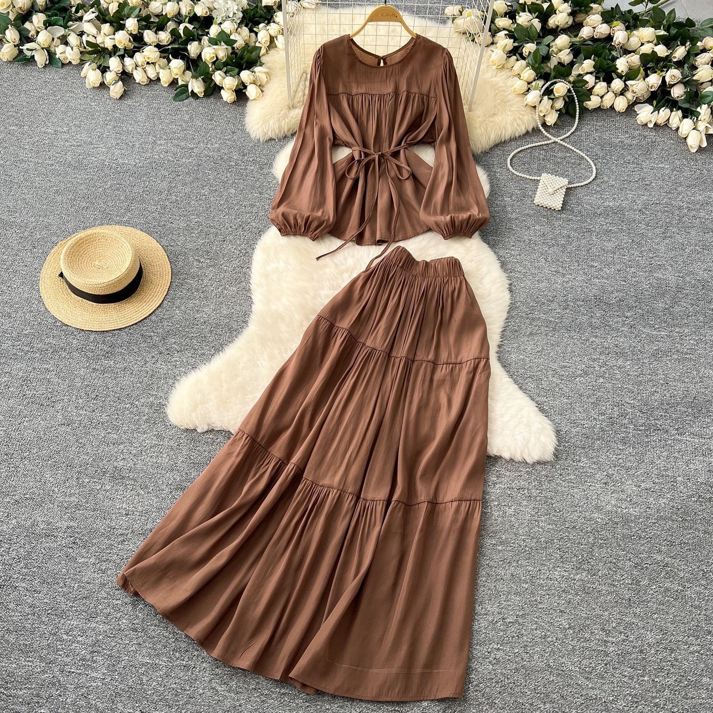 Ensemble féminin à manches longues, col rond, taille cintrée par lacets et jupe taille haute tombante