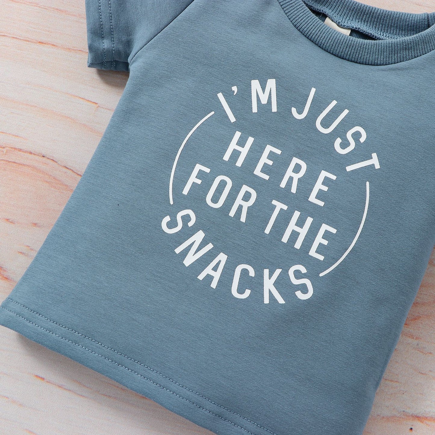 Ensemble été bébé style western – Haut imprimé lettres et shorts assortis