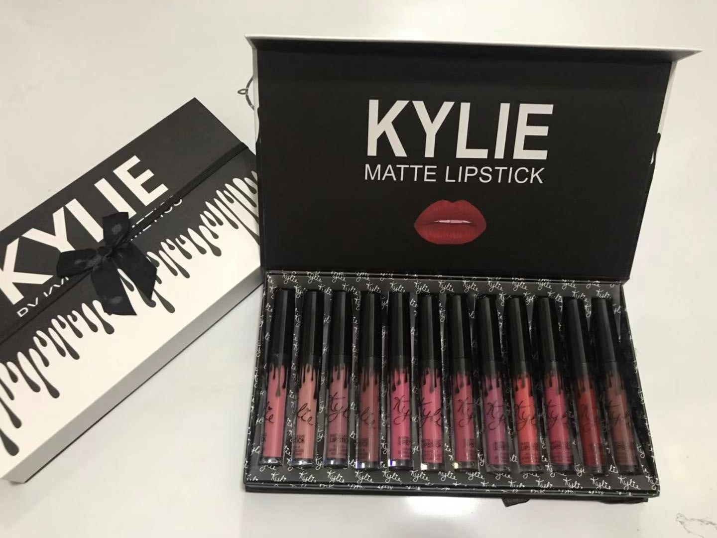 Set de 12 glosses à lèvres avec nœuds – Coffret de rouges à lèvres liquides pailletés