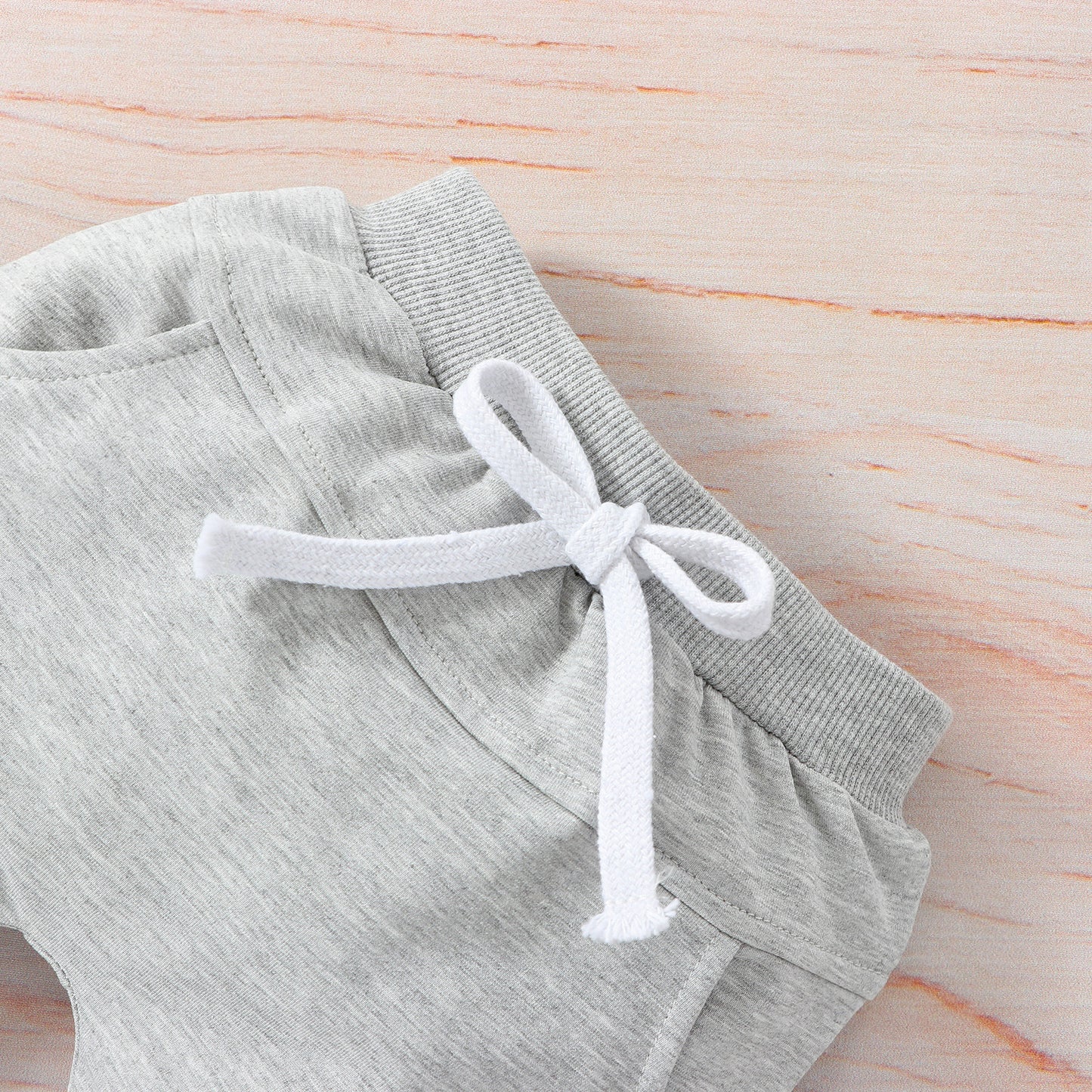 Ensemble été bébé style western – Haut imprimé lettres et shorts assortis