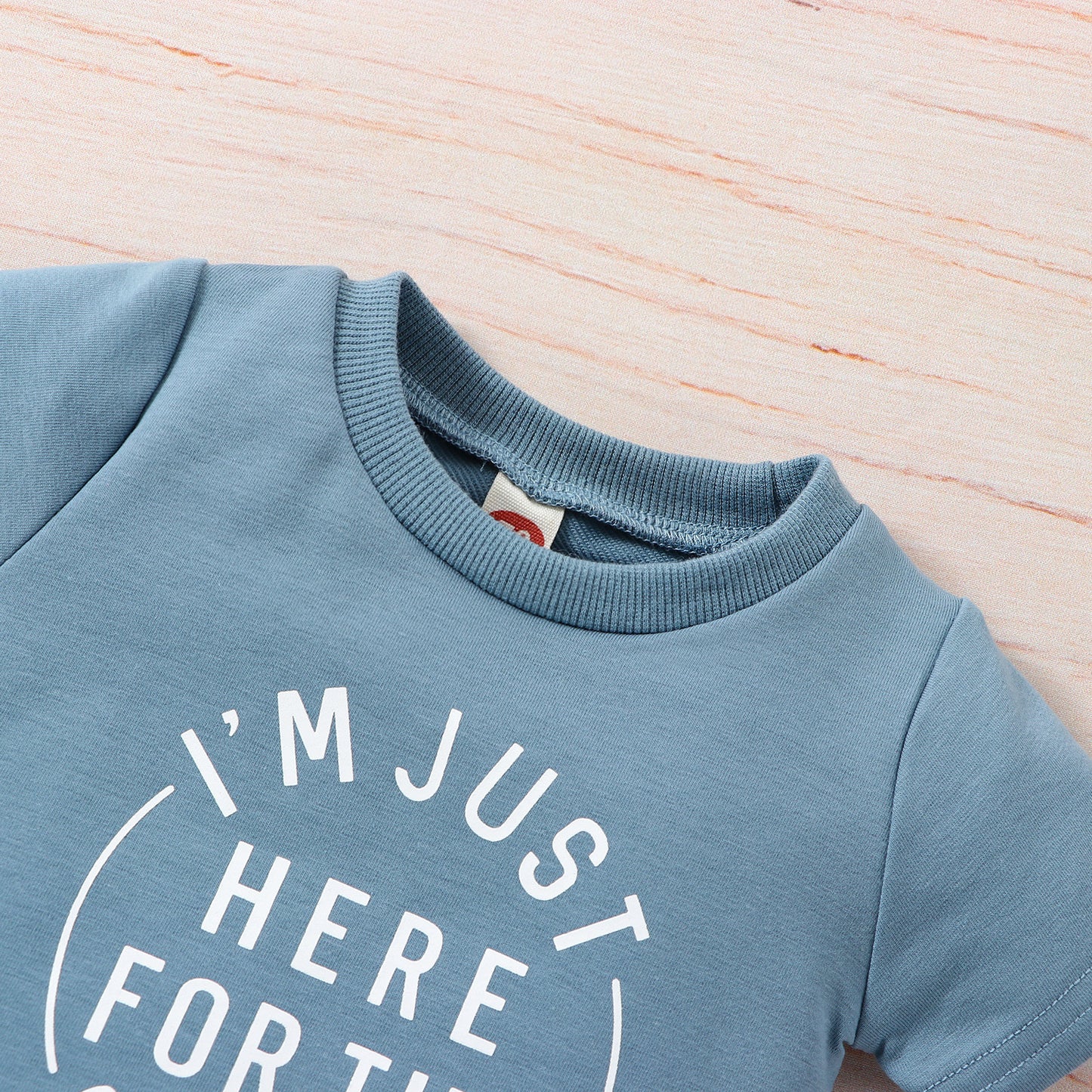 Ensemble été bébé style western – Haut imprimé lettres et shorts assortis