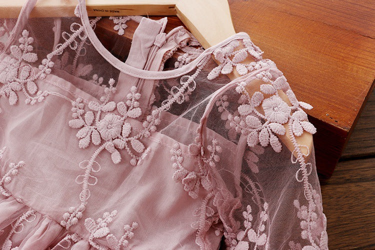 Robe enfant en tulle brodé – Élégance et légèreté pour occasions spéciales