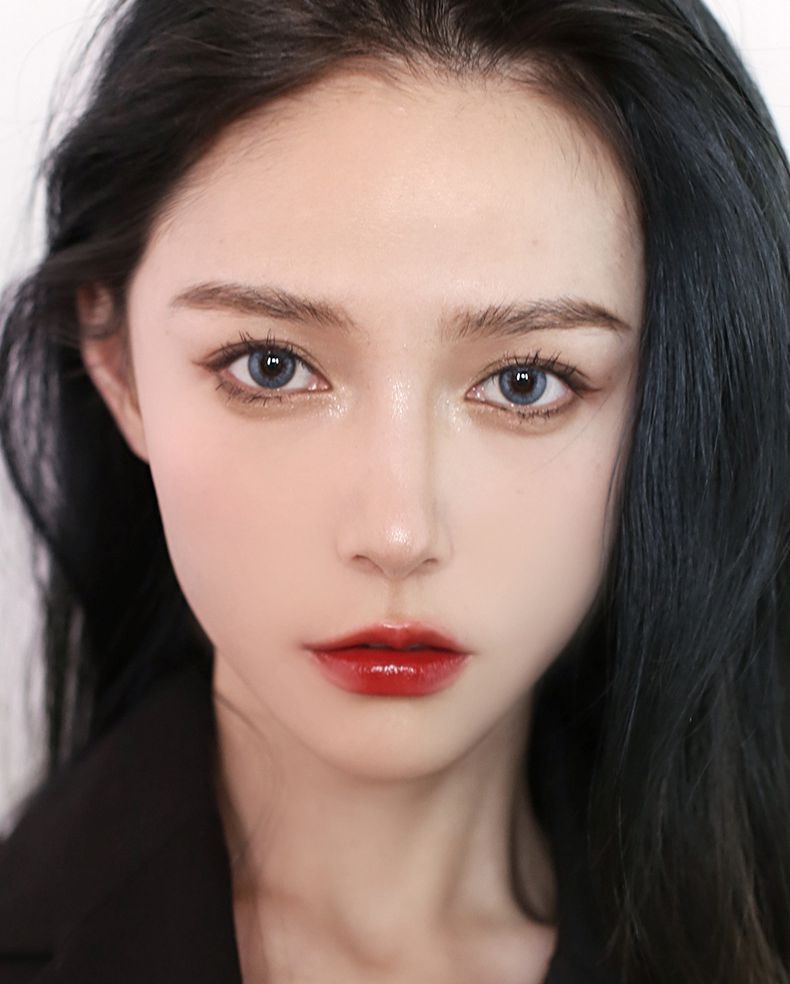 Set de maquillage Black and White Swan – BB Cream, poudre, rouge à lèvres, 7 pièces