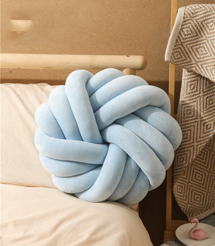 Coussin décoratif nordique en velours – Création originale avec pompon noué