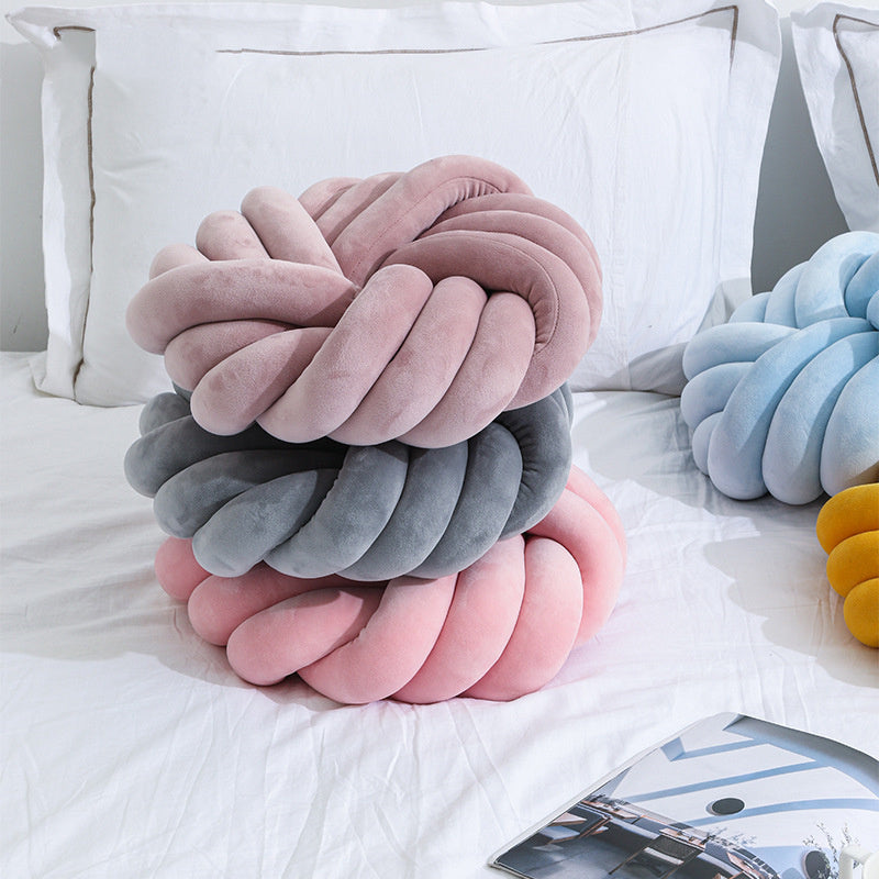 Coussin décoratif nordique en velours – Création originale avec pompon noué