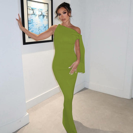 Robe asymétrique une épaule – Coupe slim, fente latérale et coloris unis