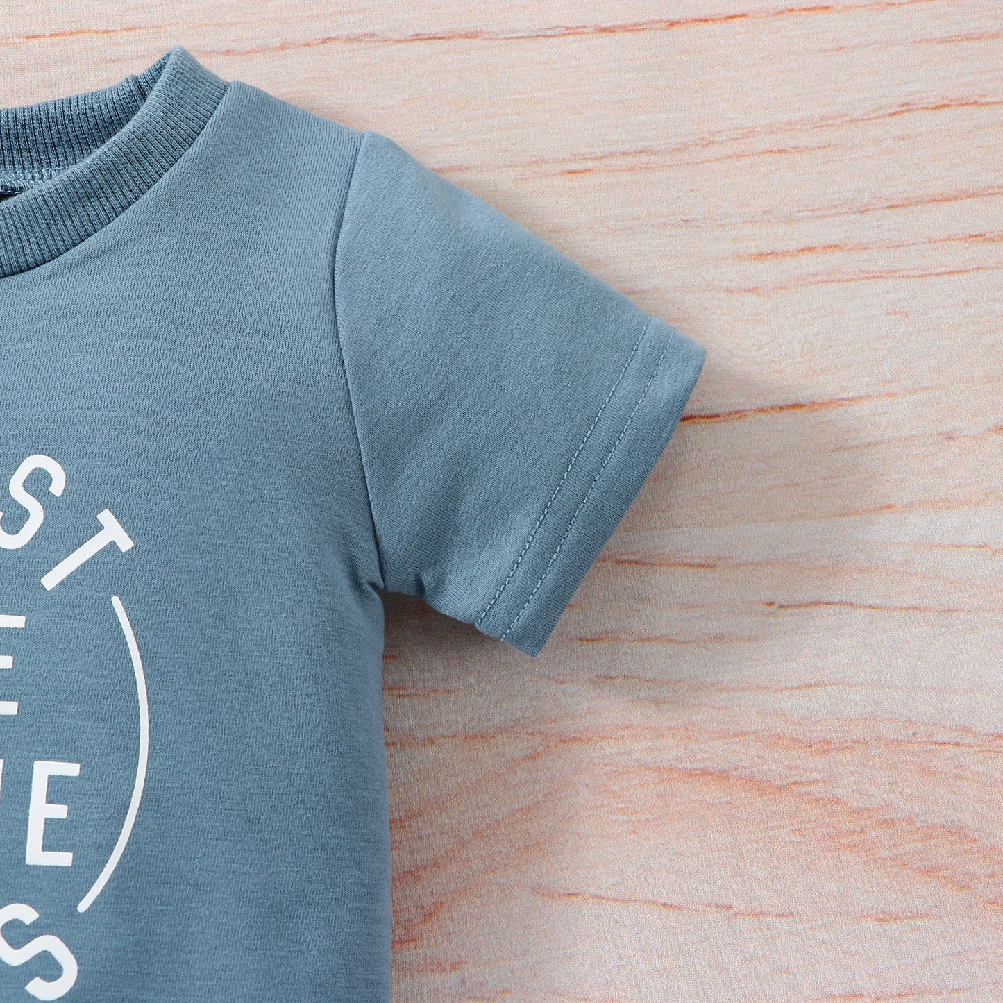 Ensemble été bébé style western – Haut imprimé lettres et shorts assortis