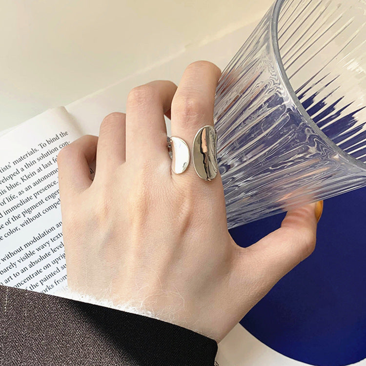 Bague large concave minimaliste – finition lisse et personnalisable