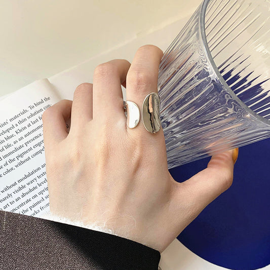 Bague large concave minimaliste – finition lisse et personnalisable