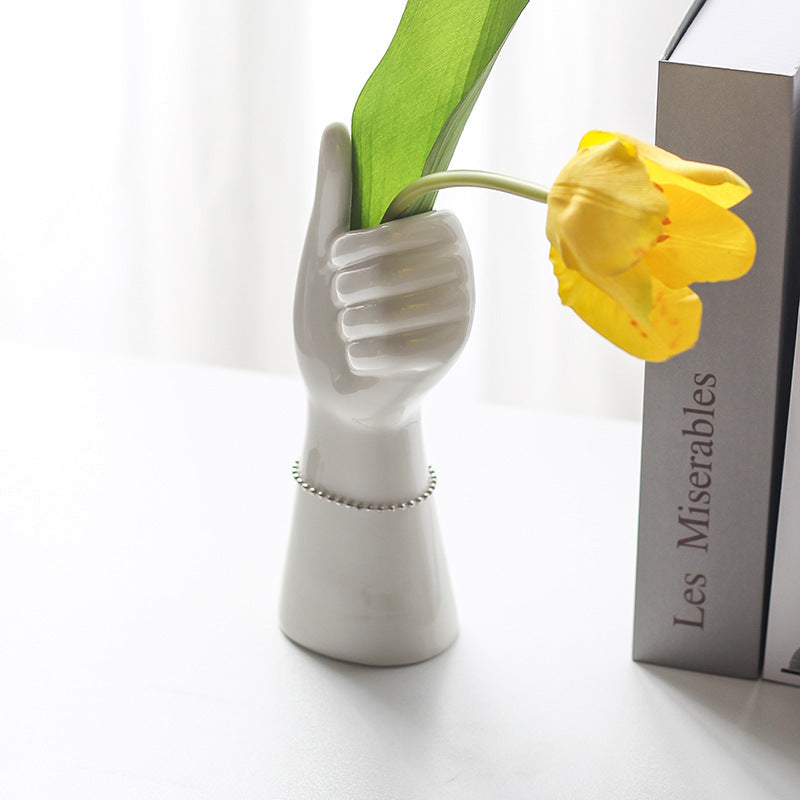 Vase en céramique sculpté – Ornement artistique en forme de corps humain