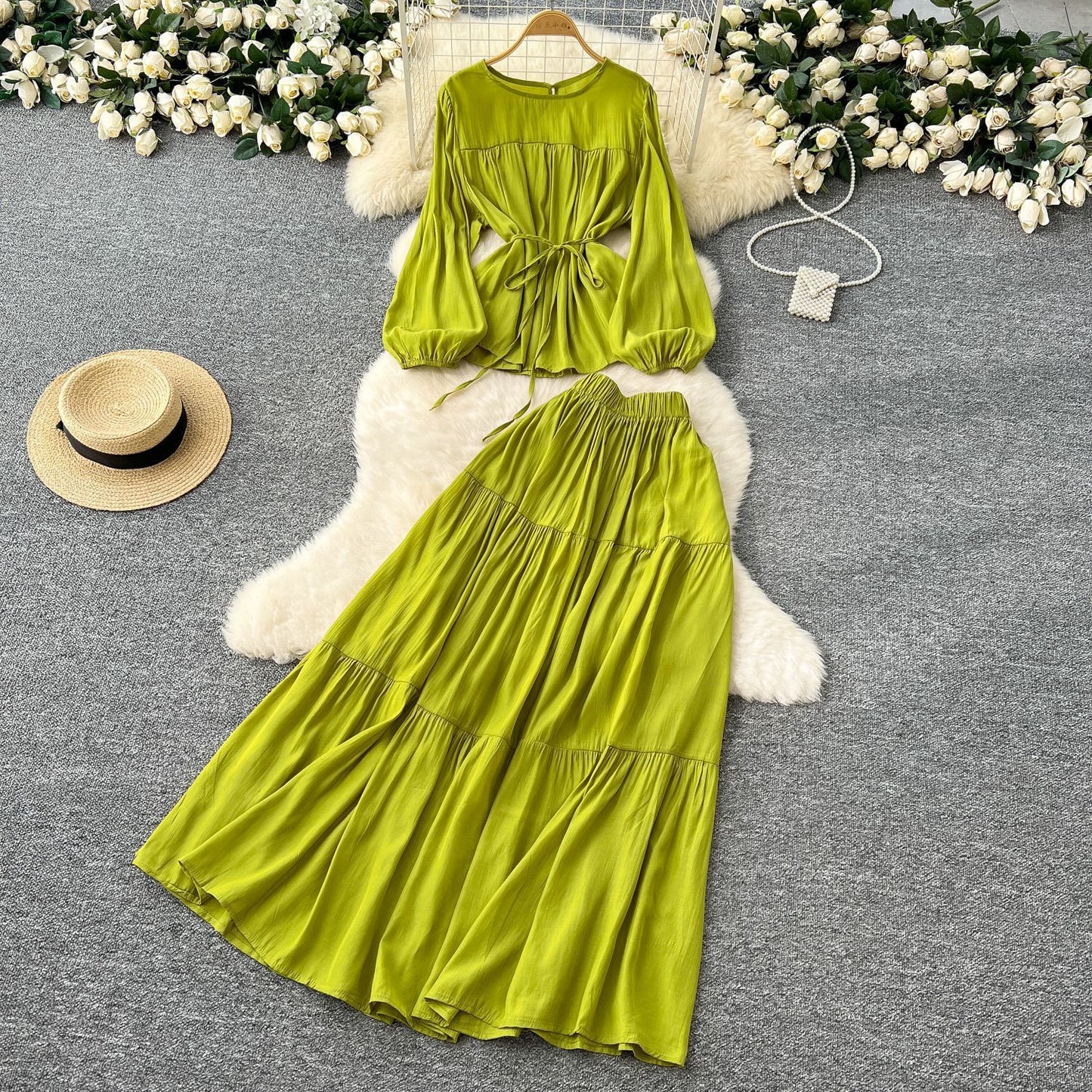 Ensemble féminin à manches longues, col rond, taille cintrée par lacets et jupe taille haute tombante