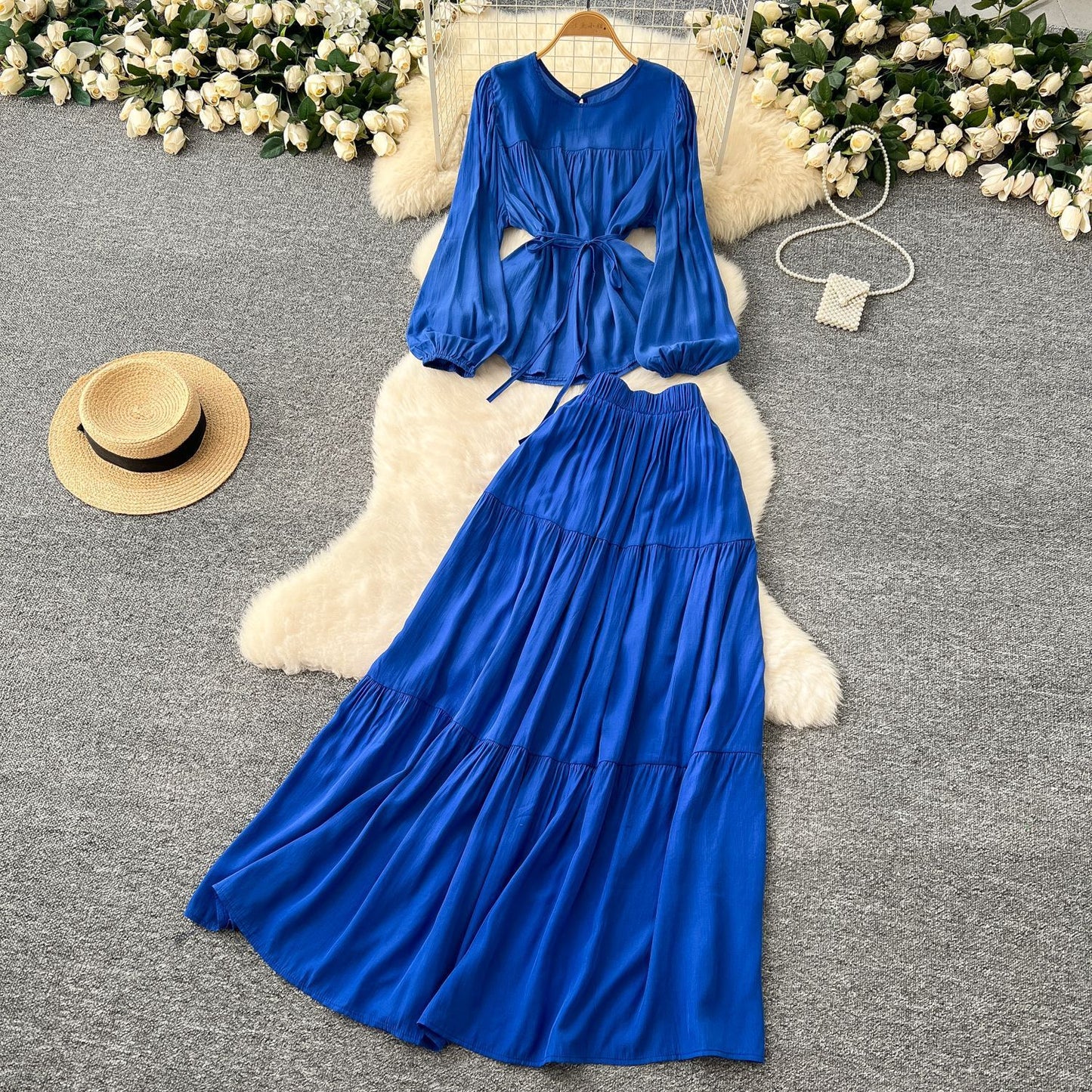 Ensemble féminin à manches longues, col rond, taille cintrée par lacets et jupe taille haute tombante