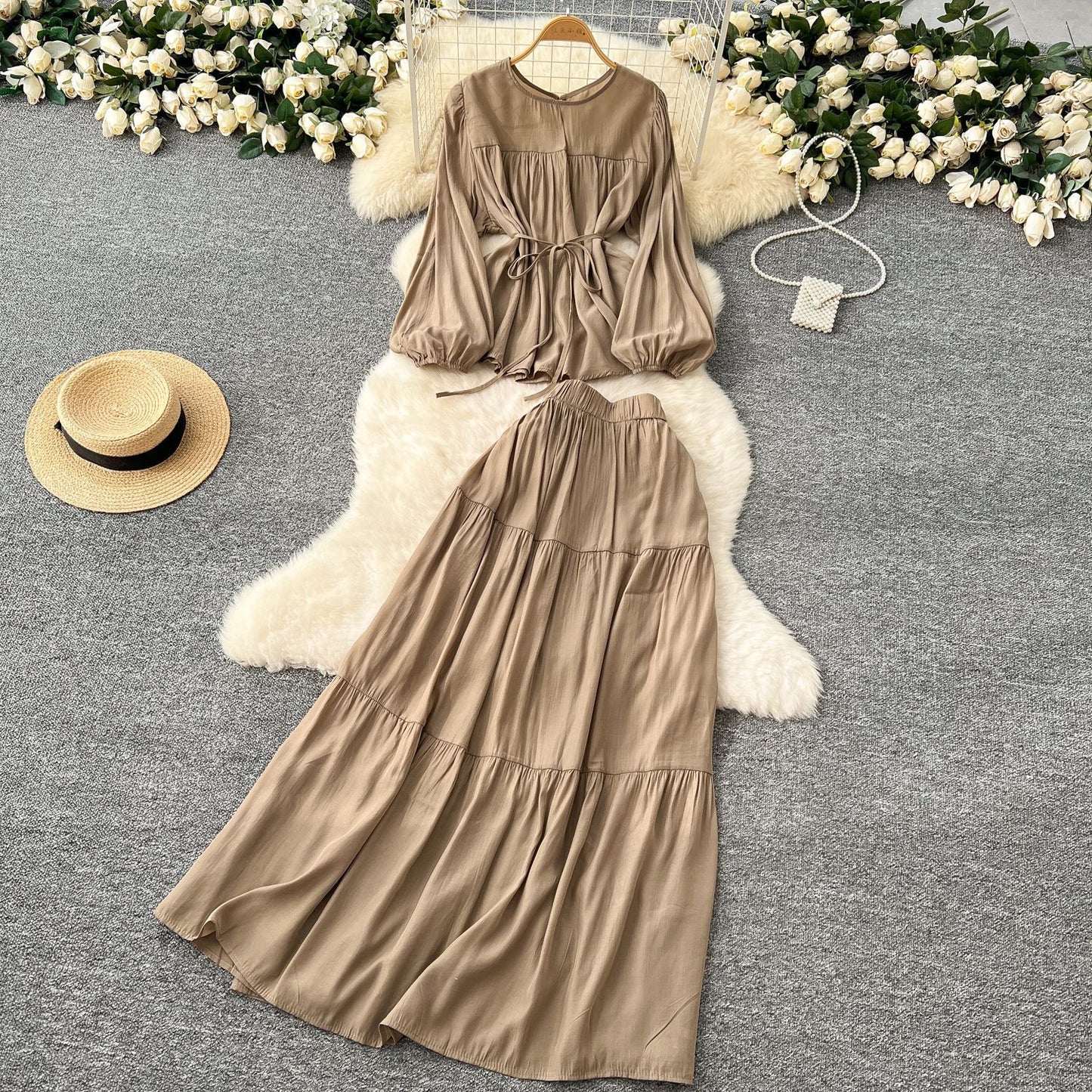 Ensemble féminin à manches longues, col rond, taille cintrée par lacets et jupe taille haute tombante