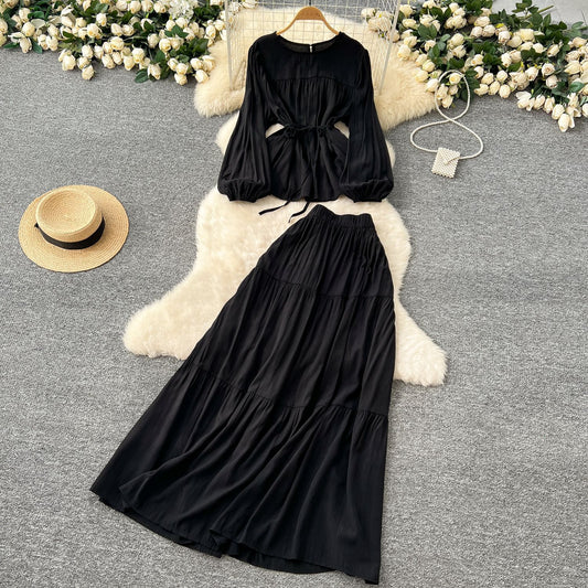 Ensemble féminin à manches longues, col rond, taille cintrée par lacets et jupe taille haute tombante